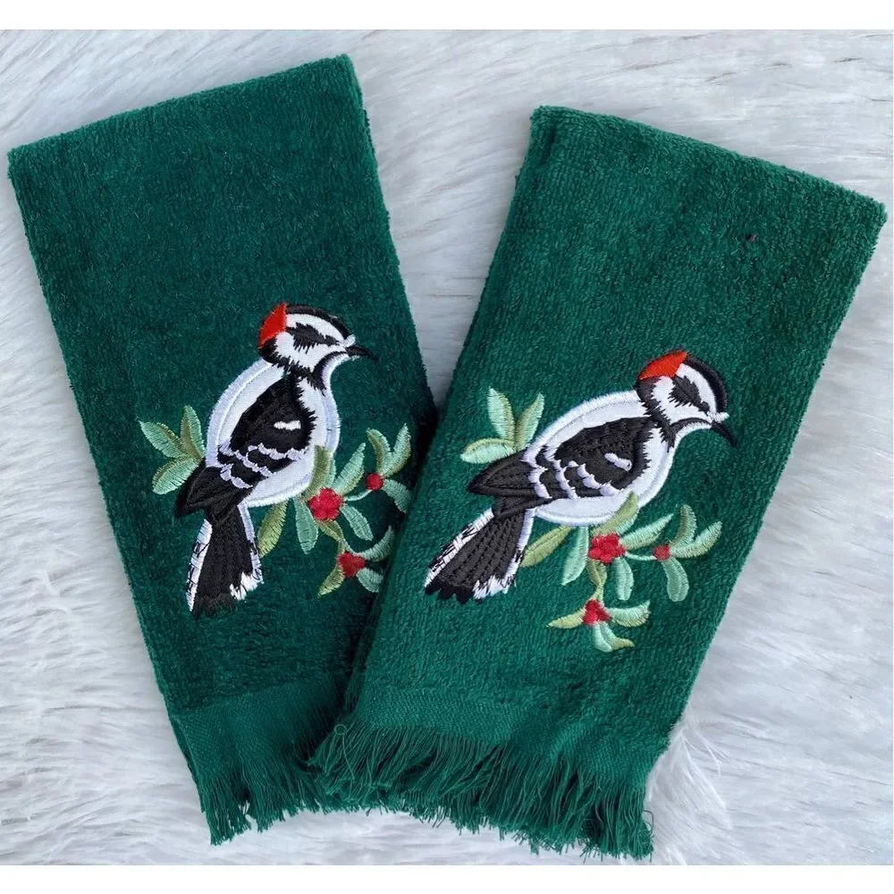 NWOT Christmas Holiday 2 PC Vintage Green Embroidered Bird Hand Towels